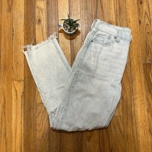 American Eagle Outfitters. Light Wash Distressed. Mom Jeans. Size 4.